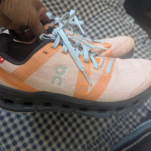 On Running Cloud Sneakers in Rose and Black - Picture 2 of 6